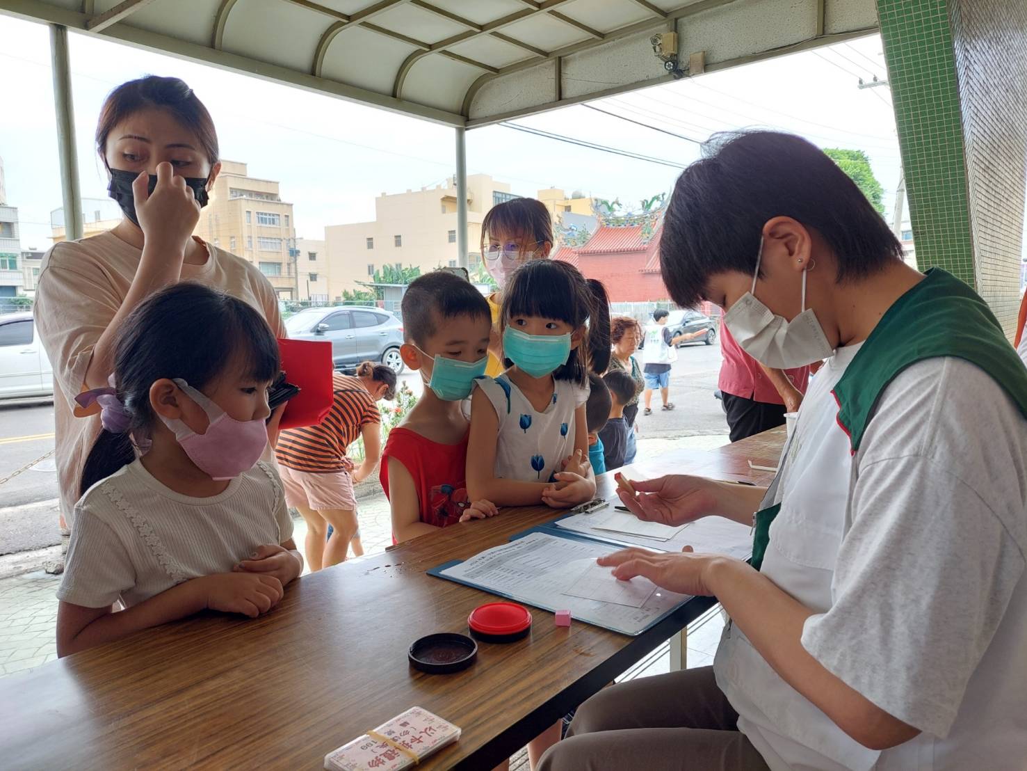 ▲彰化家扶中心同步舉辦今年度「第一次新戶說明會暨扶助金與物資發放活動」，以減緩物價上漲對經濟弱勢家庭的衝擊。（記者張溎壕攝）