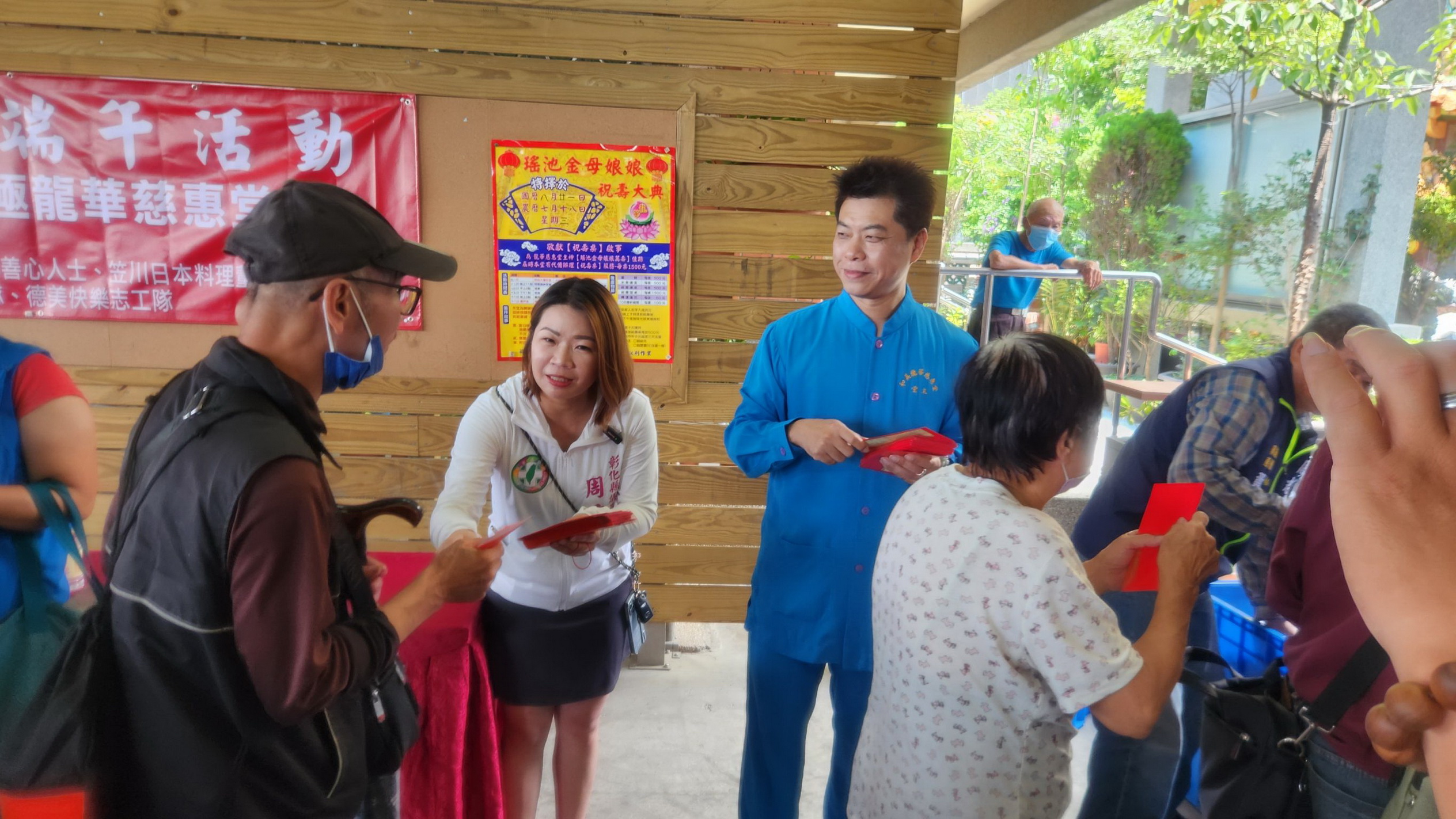 ▲彰化縣和美鎮民間慈善團體與善心人舉辦寒士慶端陽活動，發放生活物資、提供義剪服務，讓弱勢民眾受到社會的關愛和溫暖。（記者張溎壕攝）