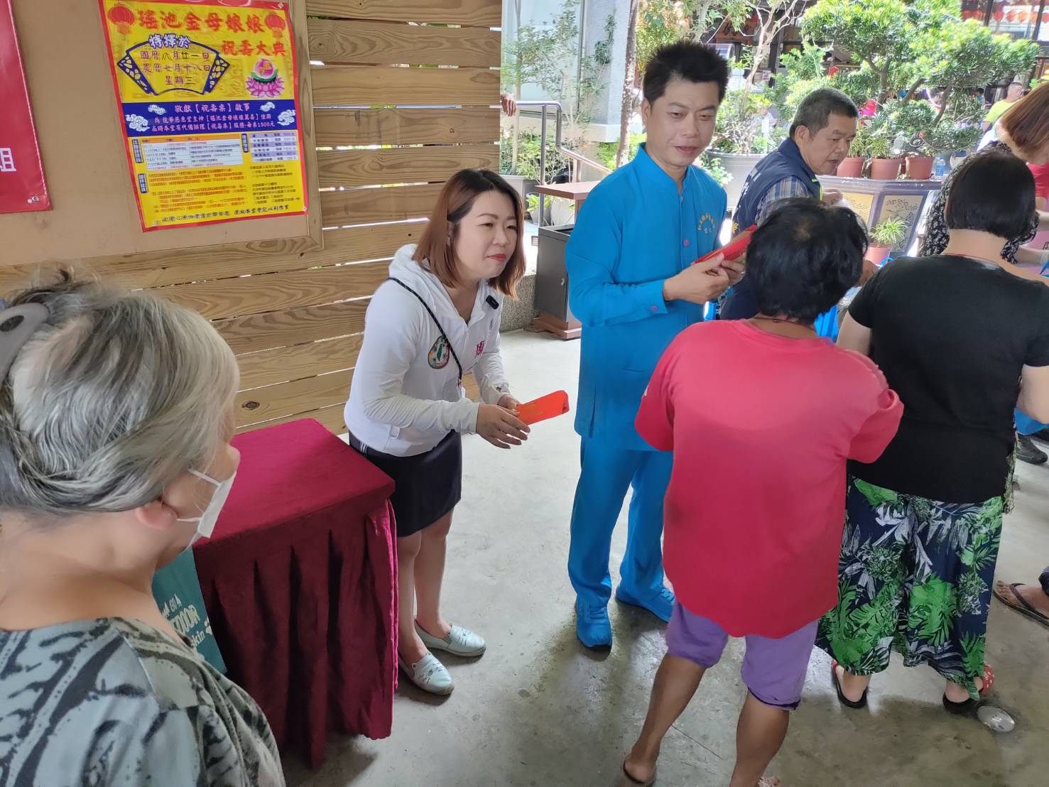 ▲彰化縣和美鎮民間慈善團體與善心人舉辦寒士慶端陽活動，發放生活物資、提供義剪服務，讓弱勢民眾受到社會的關愛和溫暖。（記者張溎壕攝）