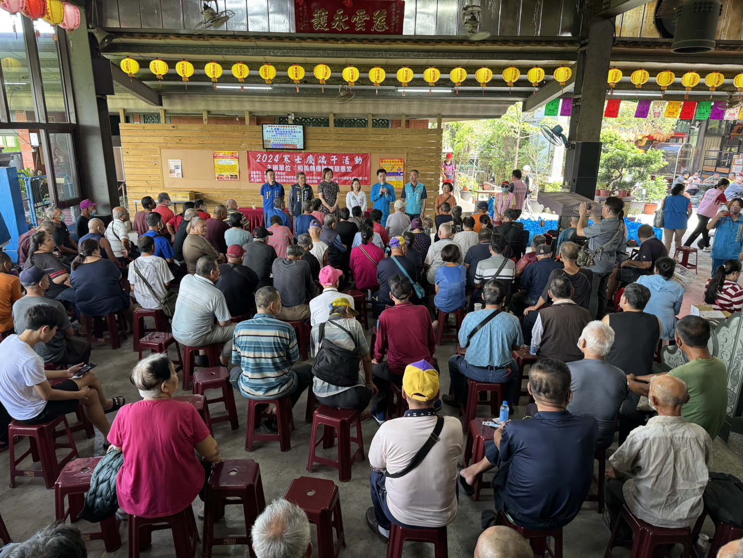 ▲彰化縣和美鎮民間慈善團體與善心人舉辦寒士慶端陽活動，發放生活物資、提供義剪服務，讓弱勢民眾受到社會的關愛和溫暖。（記者張溎壕攝）