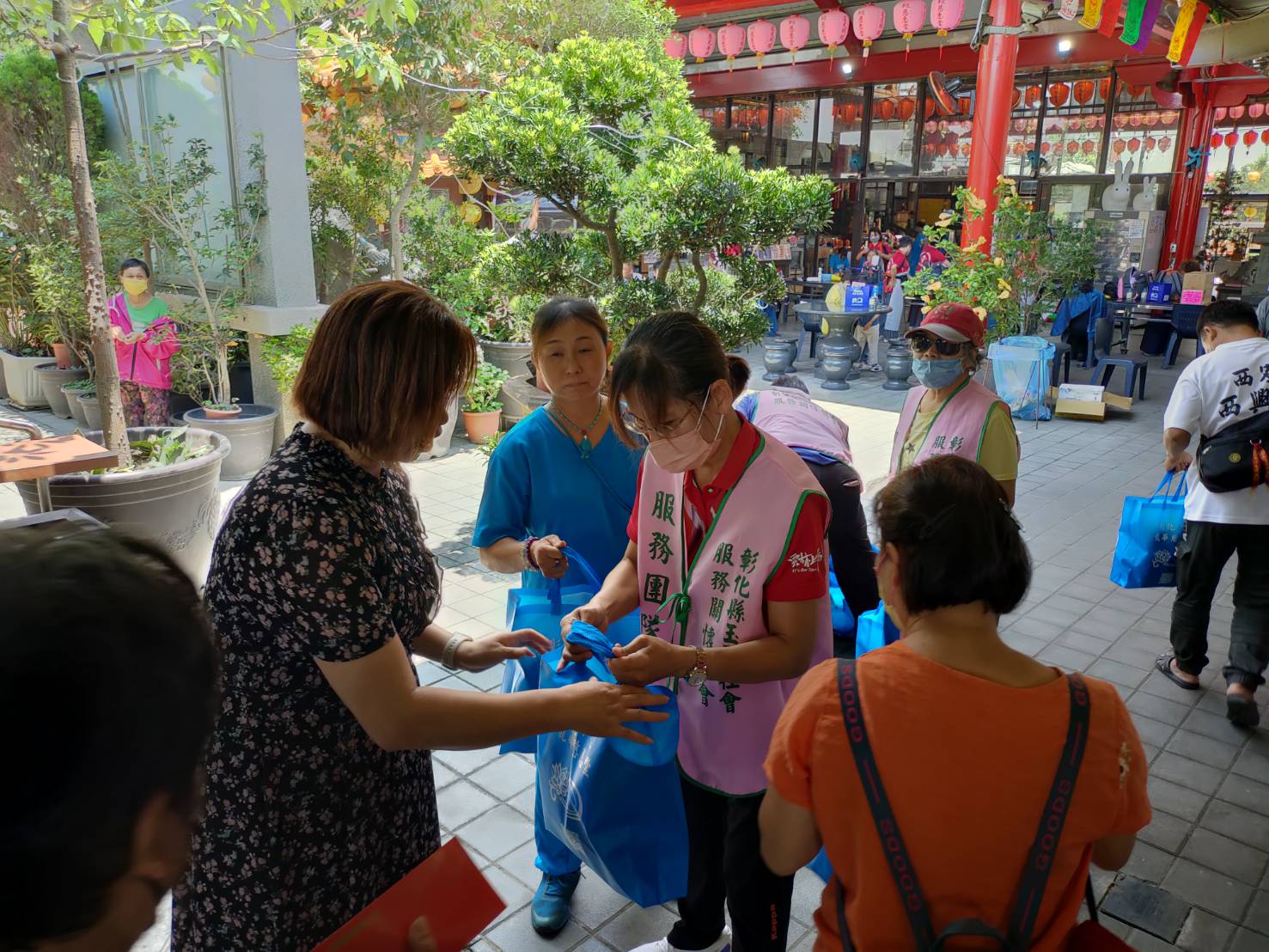 ▲彰化縣和美鎮民間慈善團體與善心人舉辦寒士慶端陽活動，發放生活物資、提供義剪服務，讓弱勢民眾受到社會的關愛和溫暖。（記者張溎壕攝）