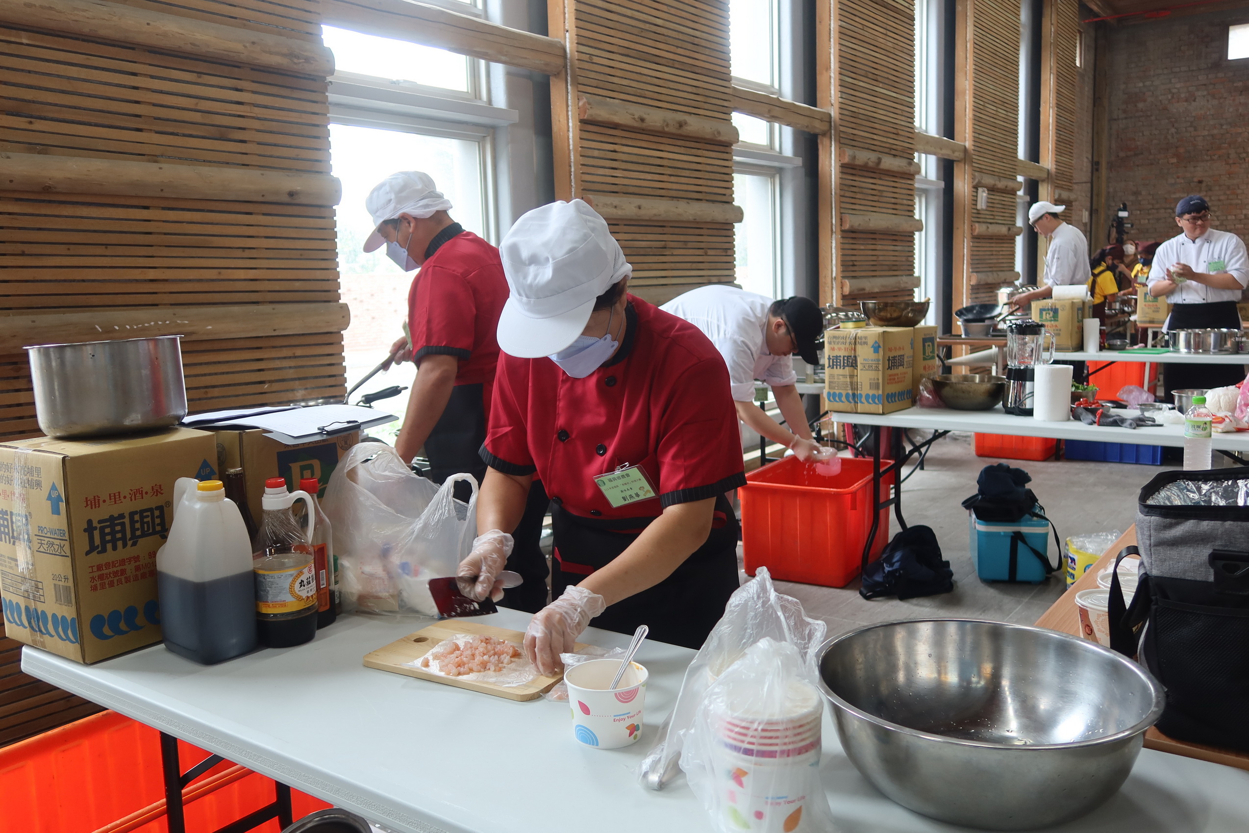 ▲福興鄉農會辦理「113年度福興長糯米料理大賽」,油飯達人組和創意料理組的比賽,各自展現了參賽者的烹飪技巧和創意,創意美食引爆味蕾。(記者張溎壕攝)
