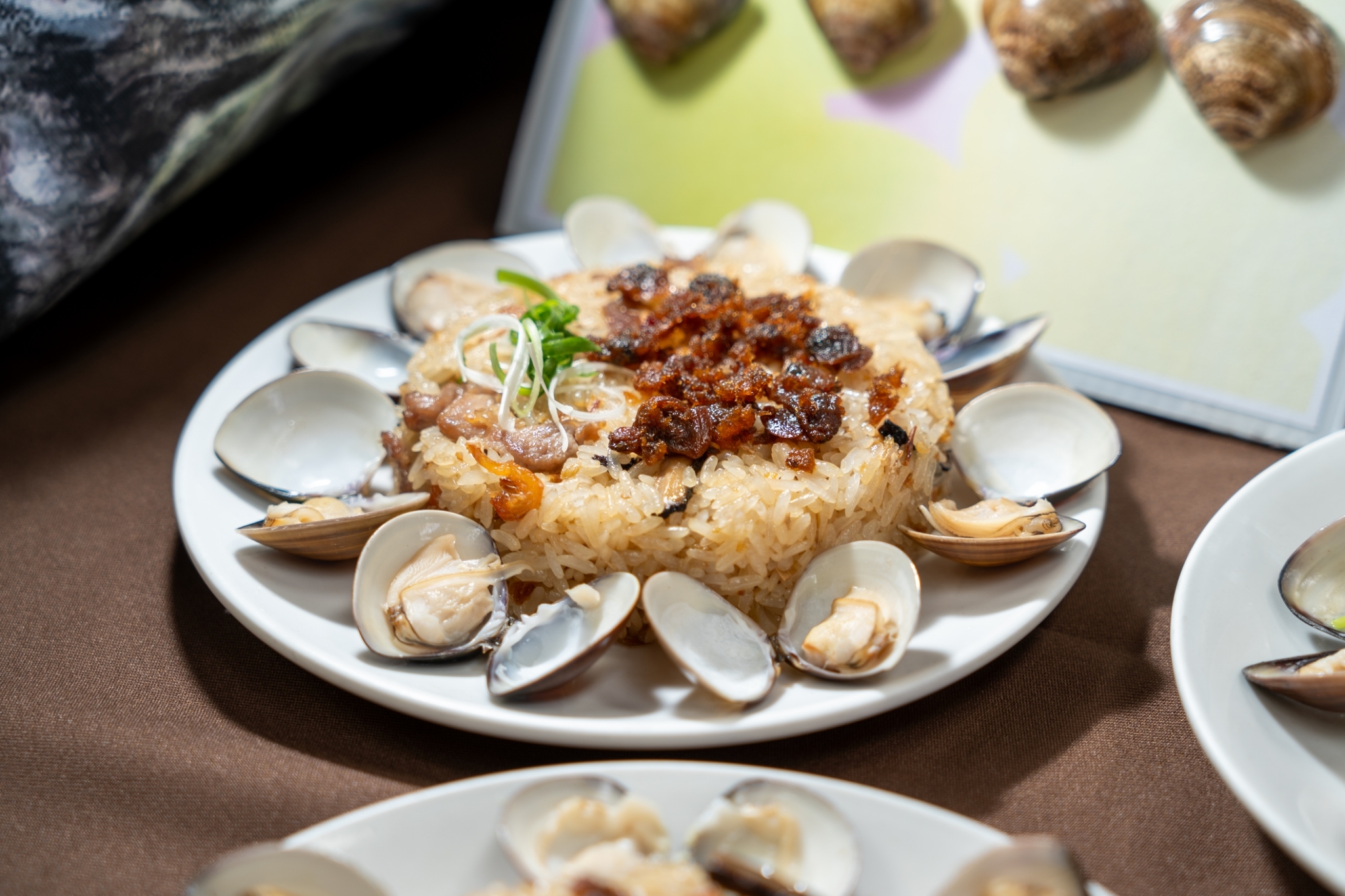 ▲福興鄉農會辦理「113年度福興長糯米料理大賽」，油飯達人組和創意料理組的比賽，各自展現了參賽者的烹飪技巧和創意，創意美食引爆味蕾。（記者張溎壕攝）