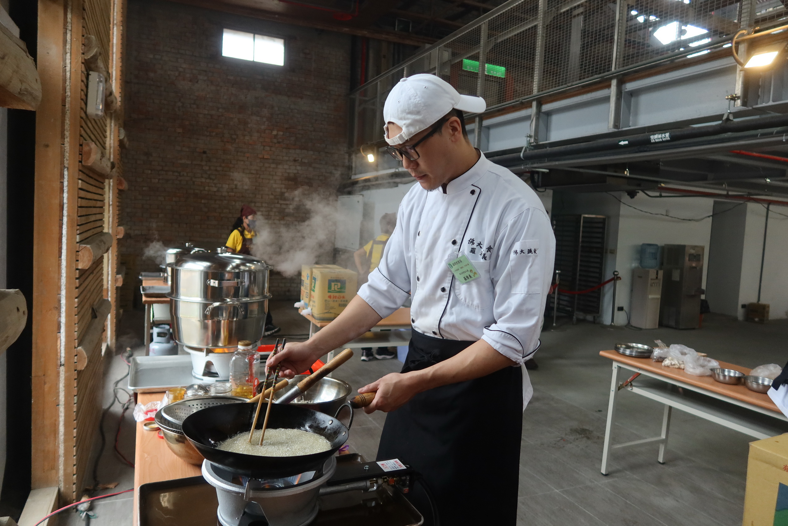▲福興鄉農會辦理「113年度福興長糯米料理大賽」，油飯達人組和創意料理組的比賽，各自展現了參賽者的烹飪技巧和創意，創意美食引爆味蕾。（記者張溎壕攝）
