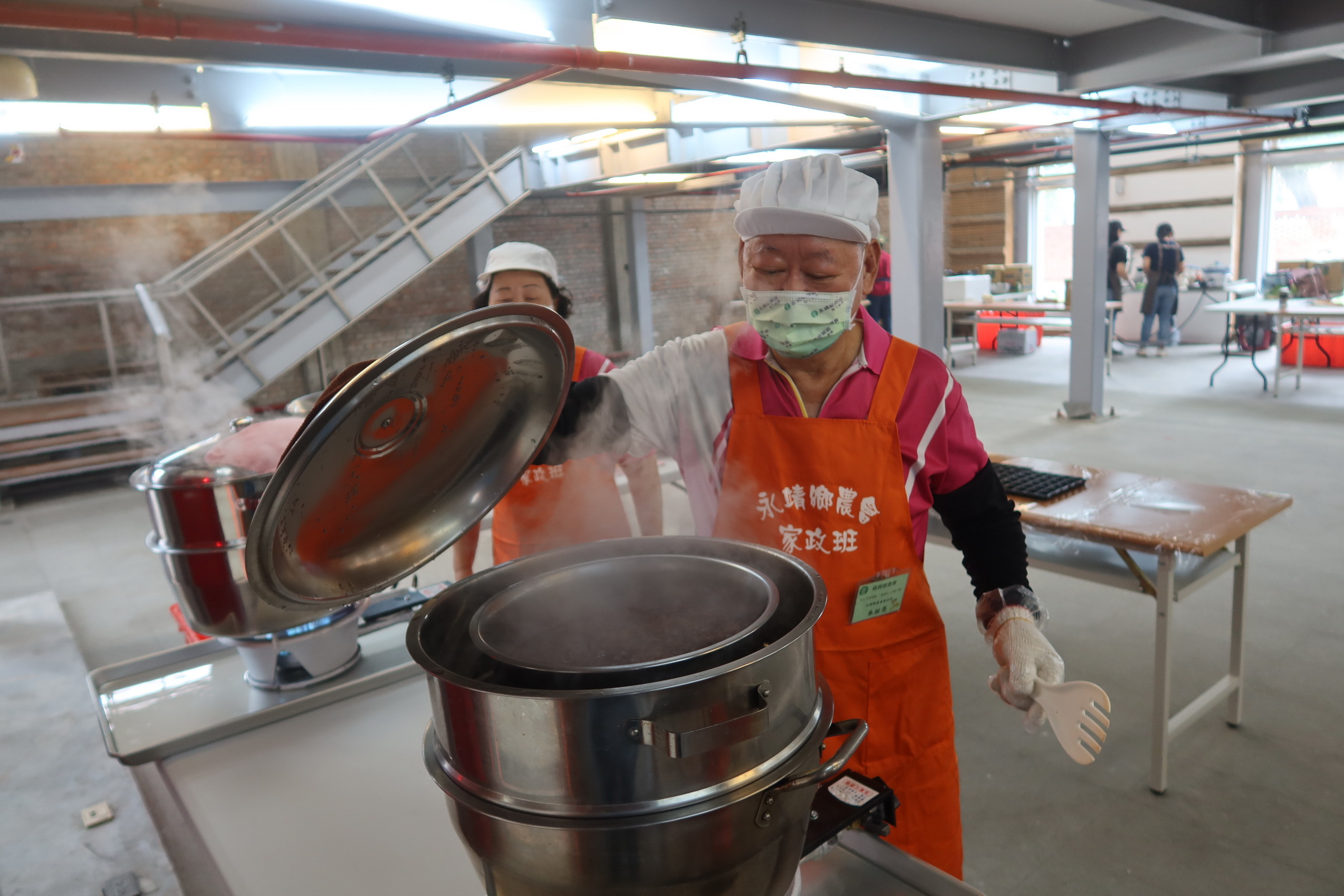 ▲福興鄉農會辦理「113年度福興長糯米料理大賽」，油飯達人組和創意料理組的比賽，各自展現了參賽者的烹飪技巧和創意，創意美食引爆味蕾。（記者張溎壕攝）