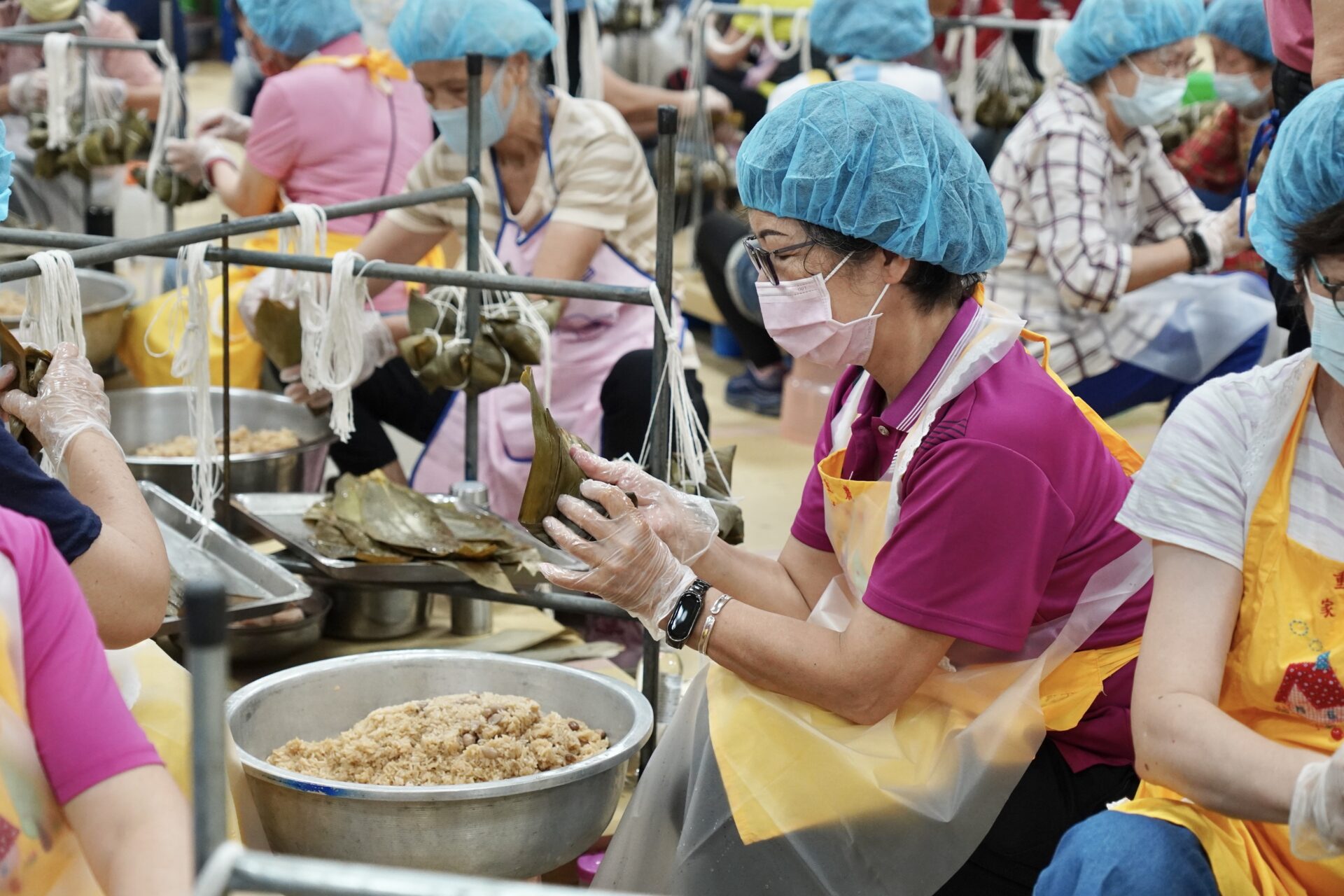 元亨寺台北講堂與慈善團體　 攜手同心樂在齊粽　 萬顆愛心粽　 助新北弱勢家庭