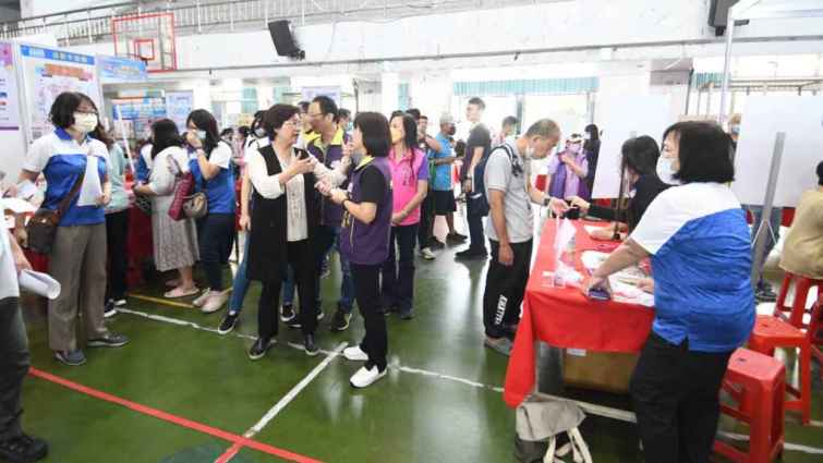 ▲彰化第三場就業博覽會「鼓動彰力x職場進擊」在國立和美實驗學校登場，彰化縣長王惠美與會關心，鼓勵企業共同為彰化打拚，打造一個更加美好的展薪城市。（彰化縣政府提供）