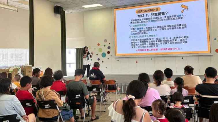 ▲為協助經濟弱勢家庭自立脫貧，政府推動了「兒童與少年未來教育及發展帳戶方案」，藉由家長及政府共同合作的儲蓄機制，幫助弱勢兒童及少年累積未來教育及生涯發展的基金。（彰化家扶中心提供）