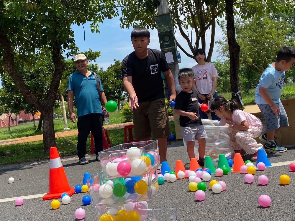 ▲「自由遊戲」讓兒童在遊戲中感受到主導權,培養出自主性、自信和創造力。(屏東縣政府提供)