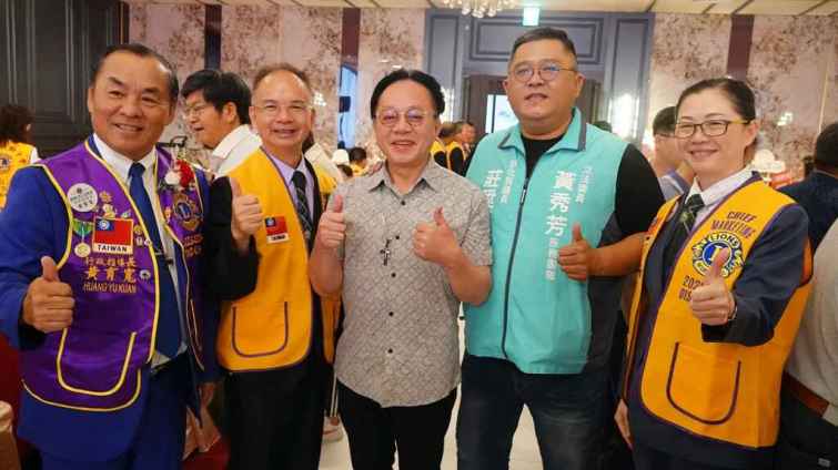▲謝忠儒接任寶藏獅子會長，彰化縣議員莊陞漢、彰化家扶中心主任王震光、國際獅子會300D複合區行政指導長黃育寬等人到場致賀。（記者林明佑攝）
