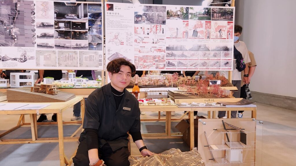 朝陽科大建築系學生劉丞傑分享室內設計組畢業作品。(圖/陳惠玲攝影)