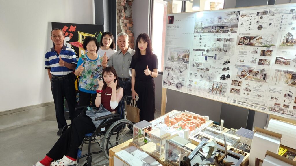 朝陽科大建築系學生劉姵均分享室內設計組畢業作品,其家人特地從高雄來看她的畢業展,並祝福她早日康復。(圖/陳惠玲攝影)
