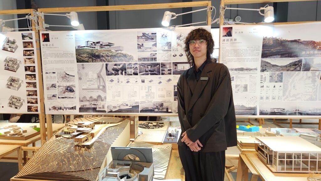 朝陽科大建築系學生邱任甫分享室內設計組畢業作品。(圖/陳惠玲攝影)
