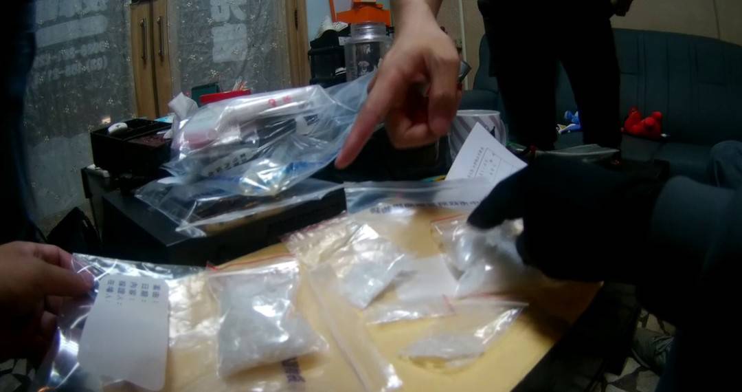 ▲圖說：警方當場查獲毒品安非他命、分裝用具及現金不法所得等證物            （圖／台中市政府提供）