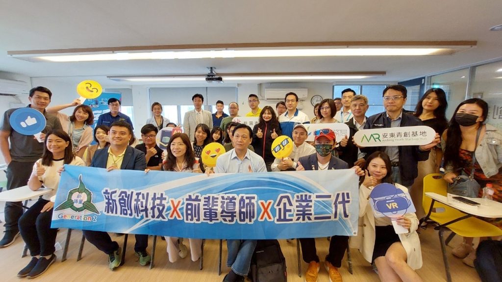 桃園市青年局侯佳齡局長到場與新師董聯盟,新竹市創新創業協會及桃園二代會近 40 位會員交流會談。(圖/記者黃桂芬攝)