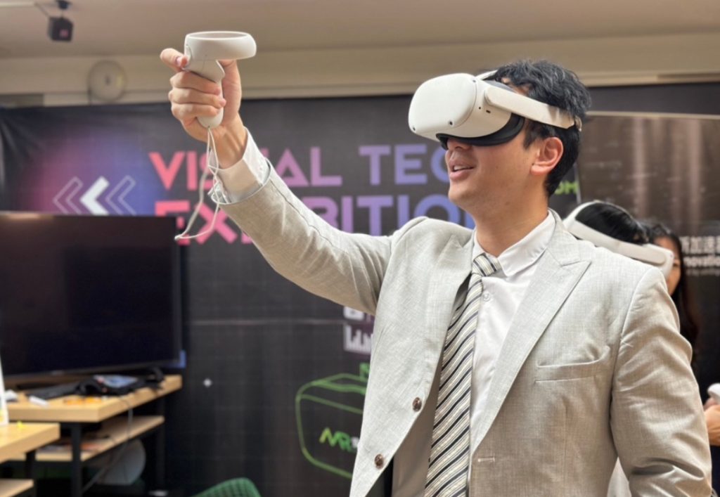 參與成員體驗安東青創基地進駐團隊「方舟智慧」VR 產品服務。(圖記者黃桂芬攝)