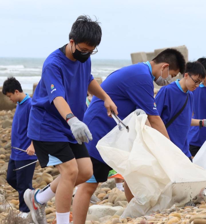新竹縣號青年志工參與新豐紅樹林淨灘活動。（圖/記者林照東翻攝）
