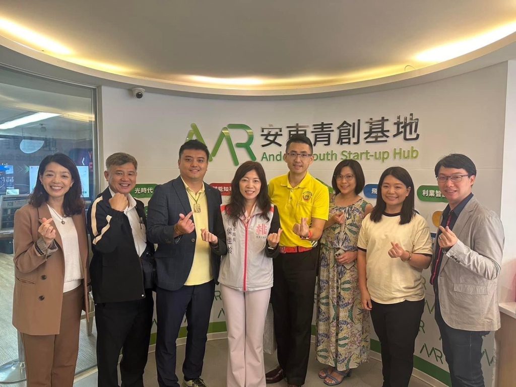 台灣數位科技二代會新師董聯盟協同新竹市創新創業協會及桃園二代會成員到桃園市青年局安東青創基地進行參訪。(圖/記者黃溎芬攝)