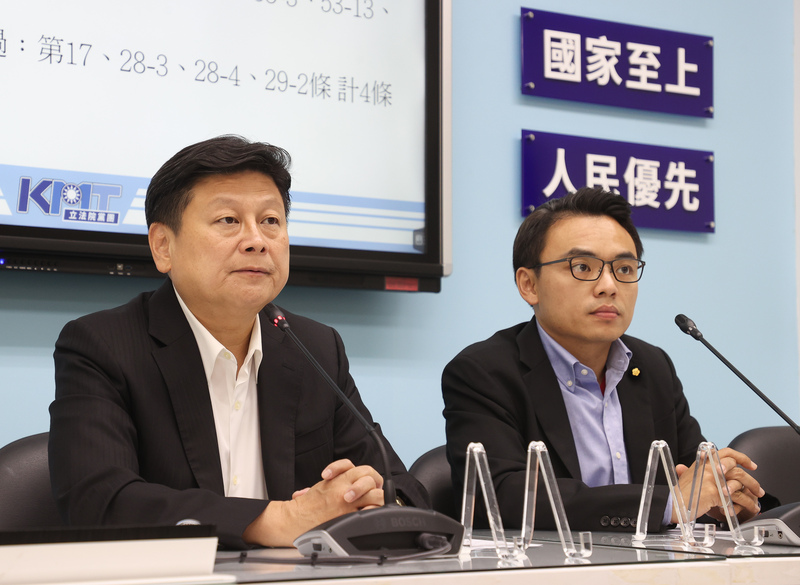 針對賴總統午夜回應立院外公民團體訴求稱「要守護民主」,國民黨團總召傅崐萁(左)表示,別在台灣內部找敵人。圖/中央社