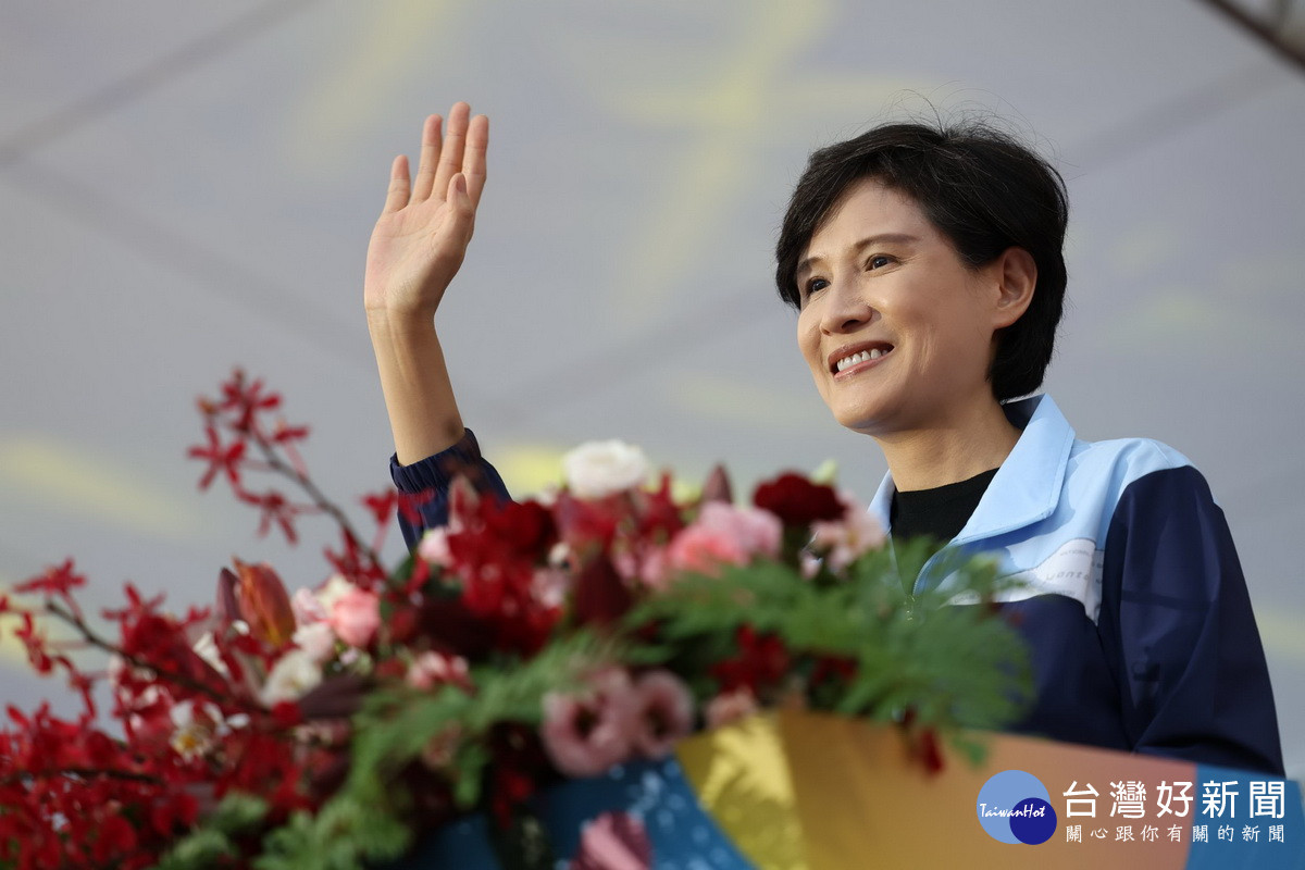 鄭副院長向選手致敬。(縣府提供)