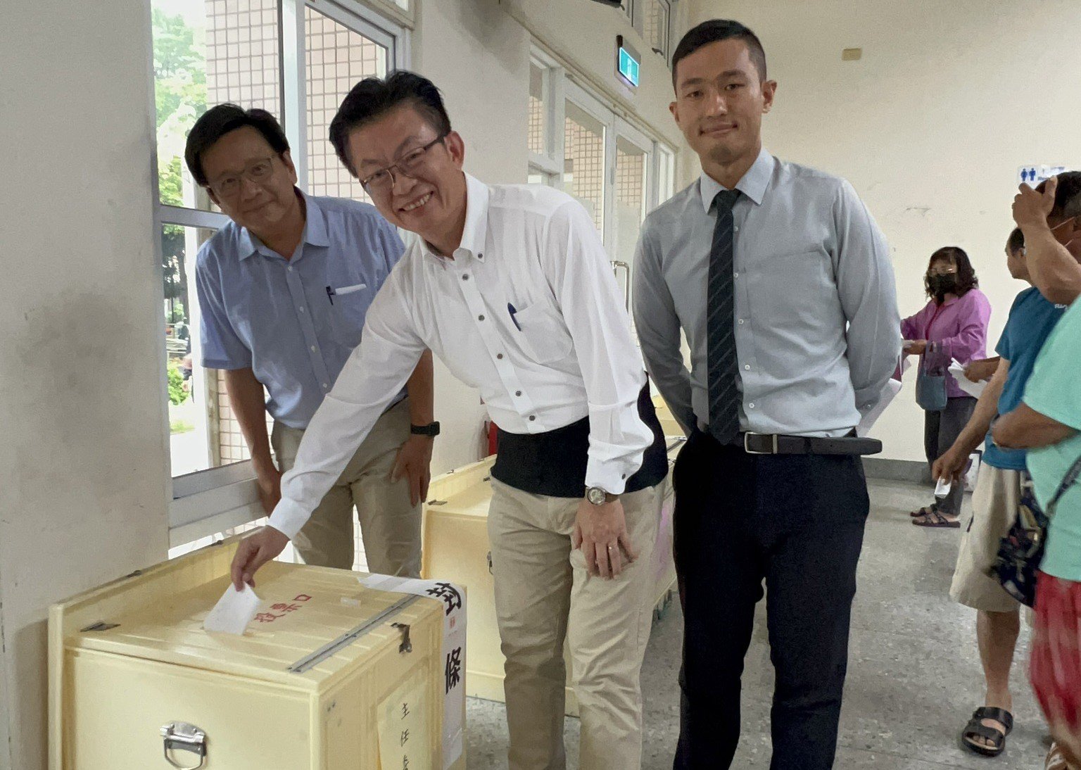 賴系立委郭國文（中）是民進黨在台南市南地區首位兼任主委的立委。郭國文提供