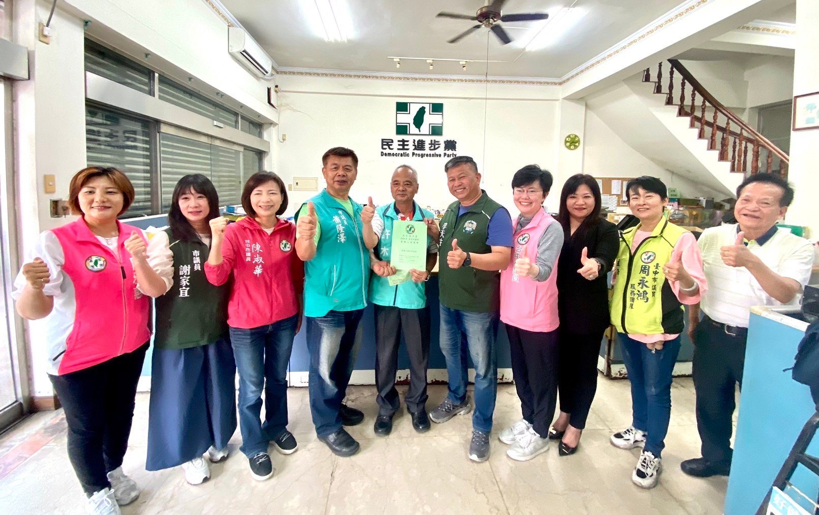 民進黨台中市黨部主委改選,英系的許木桂(中)獲得正國會支持順利當選。資料照片