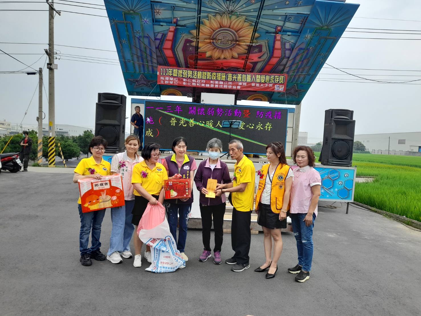 ▲和美鎮普善成關懷協會舉行「普光普心暖人間，愛心永存」關懷弱勢活動，發放物資與救助金幫助社會邊緣戶。（記者張溎壕攝）