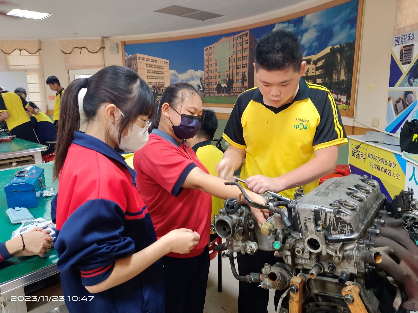 嘉義縣立中埔國中動力機械群，學習更換進氣歧管及機車發電機，不分男女，挽起袖子做。