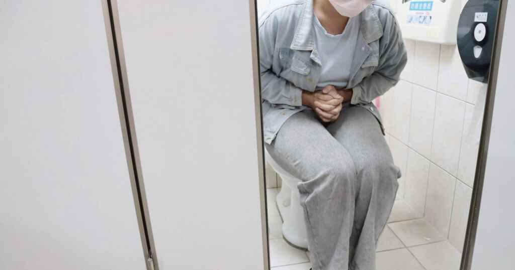 ▲蔡女士長期受便秘困擾,求助衛福部彰化醫院中醫師黃鋒榮,經中醫治療,包括「潤腸通下」及「補益脾胃」的療法,三個月後,她竟能每天正常排便。(示意圖/彰化醫院提供)