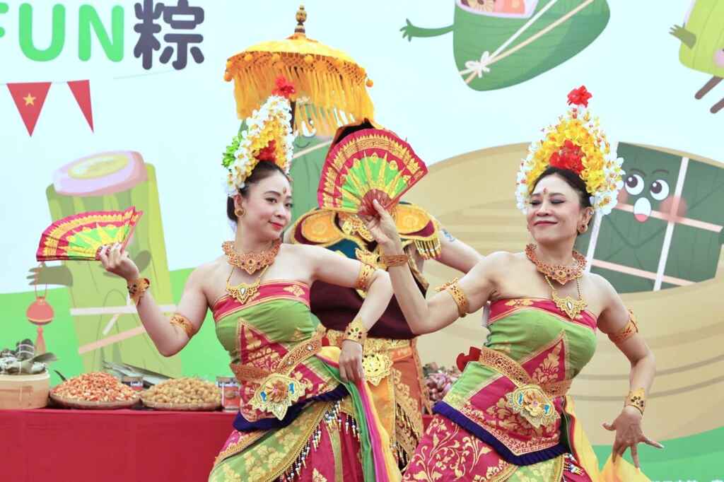 ▲三鳳中街今年以「異國大FUN粽」為主題,結合東南亞特色與臺灣端午習俗,展現別出心裁的熱鬧新風貌。(高雄市政府提供)