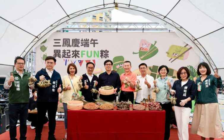 ▲三鳳中街飄粽香，陳其邁俐落包起傳統肉粽，與大家提前歡度端午佳節。（高雄市政府提供）