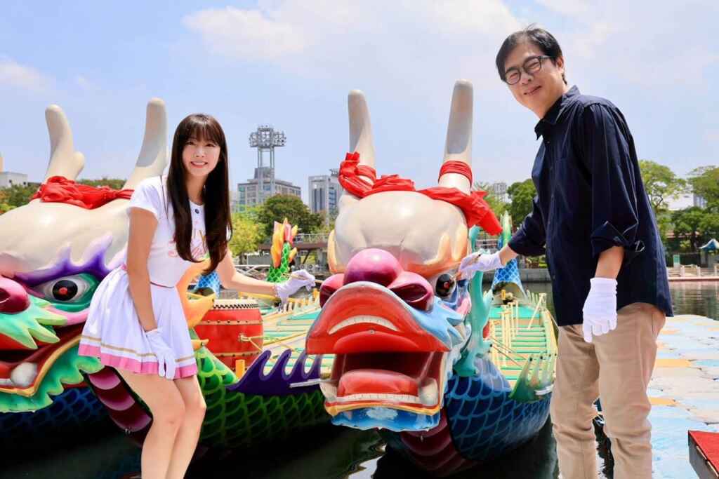 ▲陳其邁攜手台鋼雄鷹最強外掛啦啦隊安芝儇等貴賓,於愛河音樂館前為龍舟點睛,祈求風調雨順、活動順利。(高雄市政府提供)