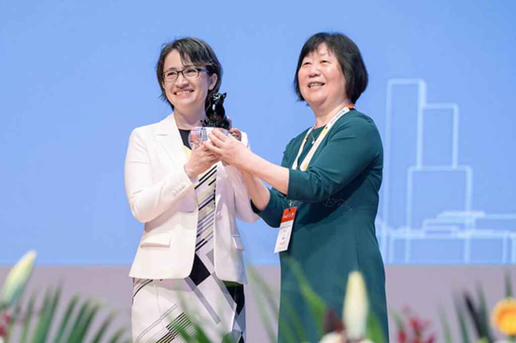 ▲蕭美琴副總統今天出席「2024 AMWC Asia-TDAC臺灣皮膚科醫學會春季學術研討會」開幕活動,感謝每位醫師、研究員與從業人員在醫療領域的專注與投入。(總統府提供)