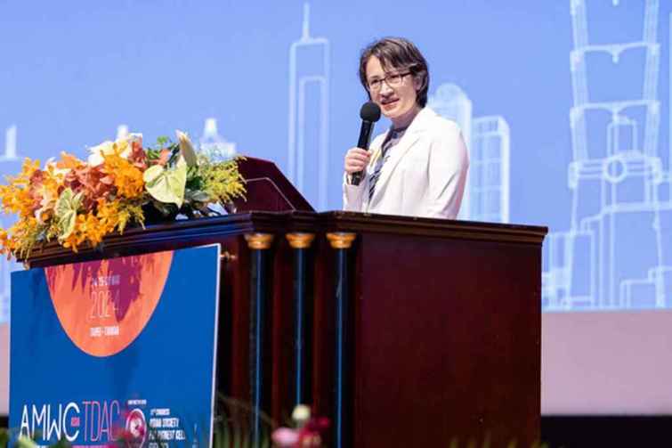 ▲蕭美琴副總統今天出席「2024 AMWC Asia-TDAC臺灣皮膚科醫學會春季學術研討會」開幕活動，感謝每位醫師、研究員與從業人員在醫療領域的專注與投入。（總統府提供）