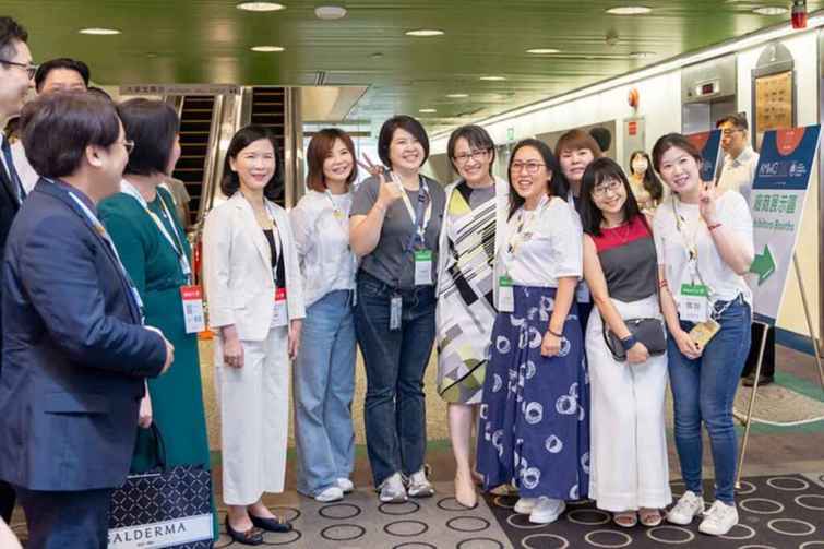 ▲蕭美琴副總統今天出席「2024 AMWC Asia-TDAC臺灣皮膚科醫學會春季學術研討會」開幕活動，感謝每位醫師、研究員與從業人員在醫療領域的專注與投入。（總統府提供）