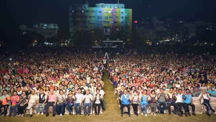 ▲彰化懷舊金曲演唱會在圓林園開唱，吸引超過7,000名民眾到場聽歌，縣長王惠美也親自到場與滿滿的人潮一起聆聽，共同回味青春年代的歡樂與美好！（彰化縣政府提供）