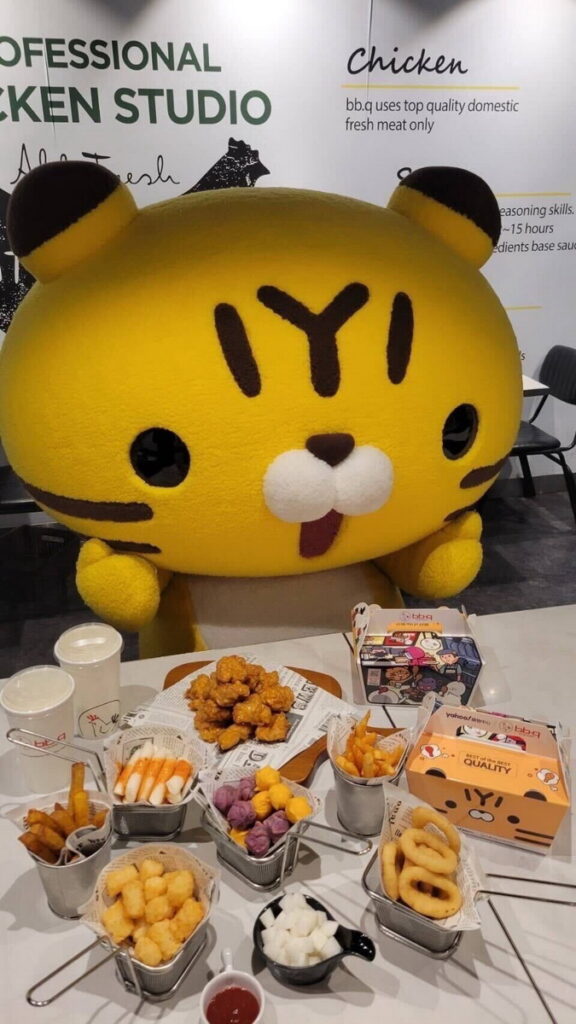 好康優惠再加碼!活動期間於bb.q CHICKEN外帶、外送半雞或去骨炸雞系列可獲得ㄚ虎、Q雞聯名紙盒,掃描QR Code再拿百元折價券,更可參加「尋找隱藏版丫虎」活動抽萬元購物金!