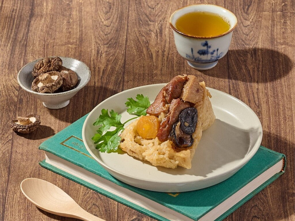 【花蓮吉鄉肉粽】這款粽子以爆餡的南部粽為特色，滿滿的餡料讓人愛不釋手，推出組合5包共10粒，原價$1000，特價$818。