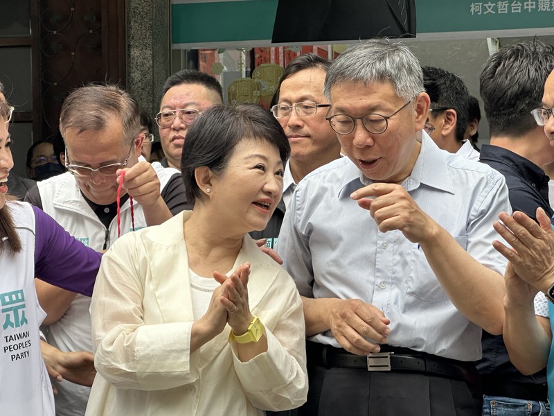 民眾黨主席柯文哲(右)26日到台中出席民眾黨台中聯合服務處揭牌,與台中市長盧秀燕互動熱絡。圖/中央社
