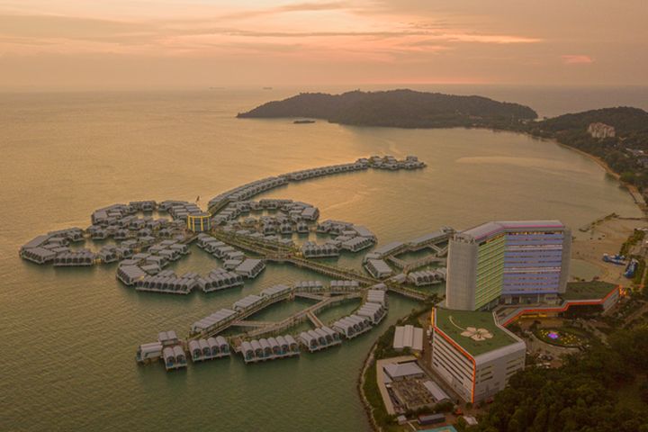 大紅花海上屋泳池別墅 VILLA 渡假村享受馬六甲海峽美景。 圖:馬來西亞觀光局/提供