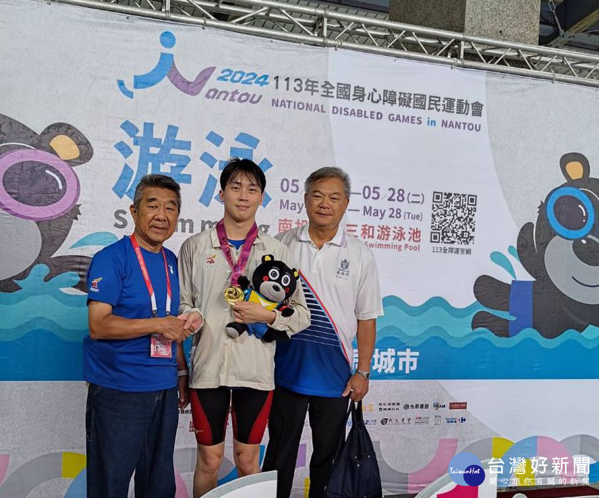 游泳選手郭庭佑(中)