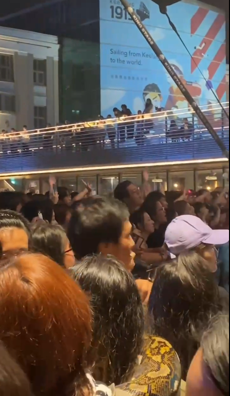網紋蟒被扛進接近舞台的搖滾區。民眾提供