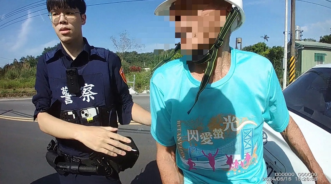 80翁情緒激動意圖跳河輕生 新埔警即刻救援家屬感謝