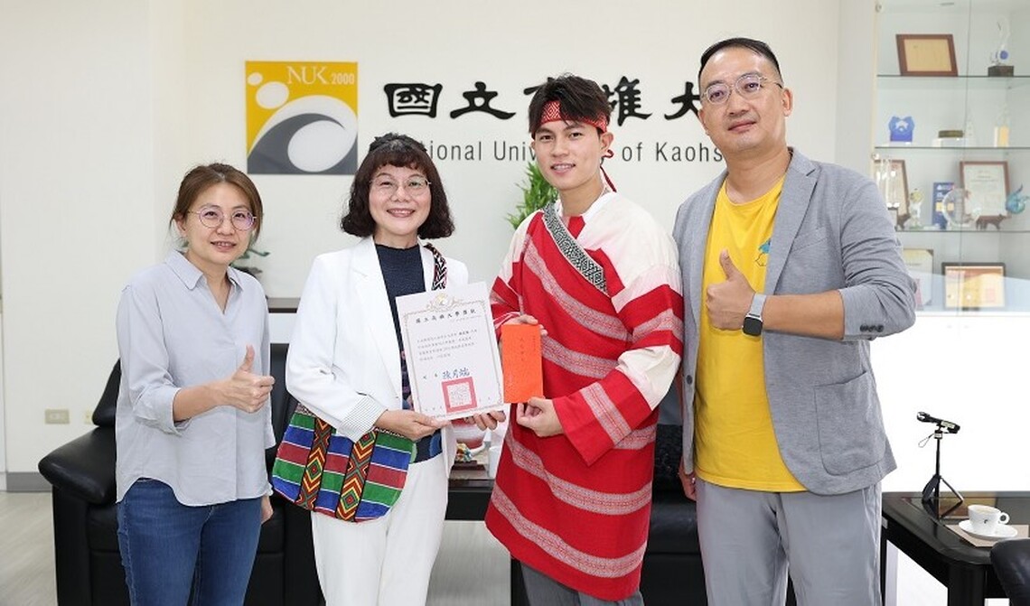 高雄大學原民生施宏強榮獲總統教育獎 校長陳月端讚許不畏逆境力爭上游 印證教育翻轉命運