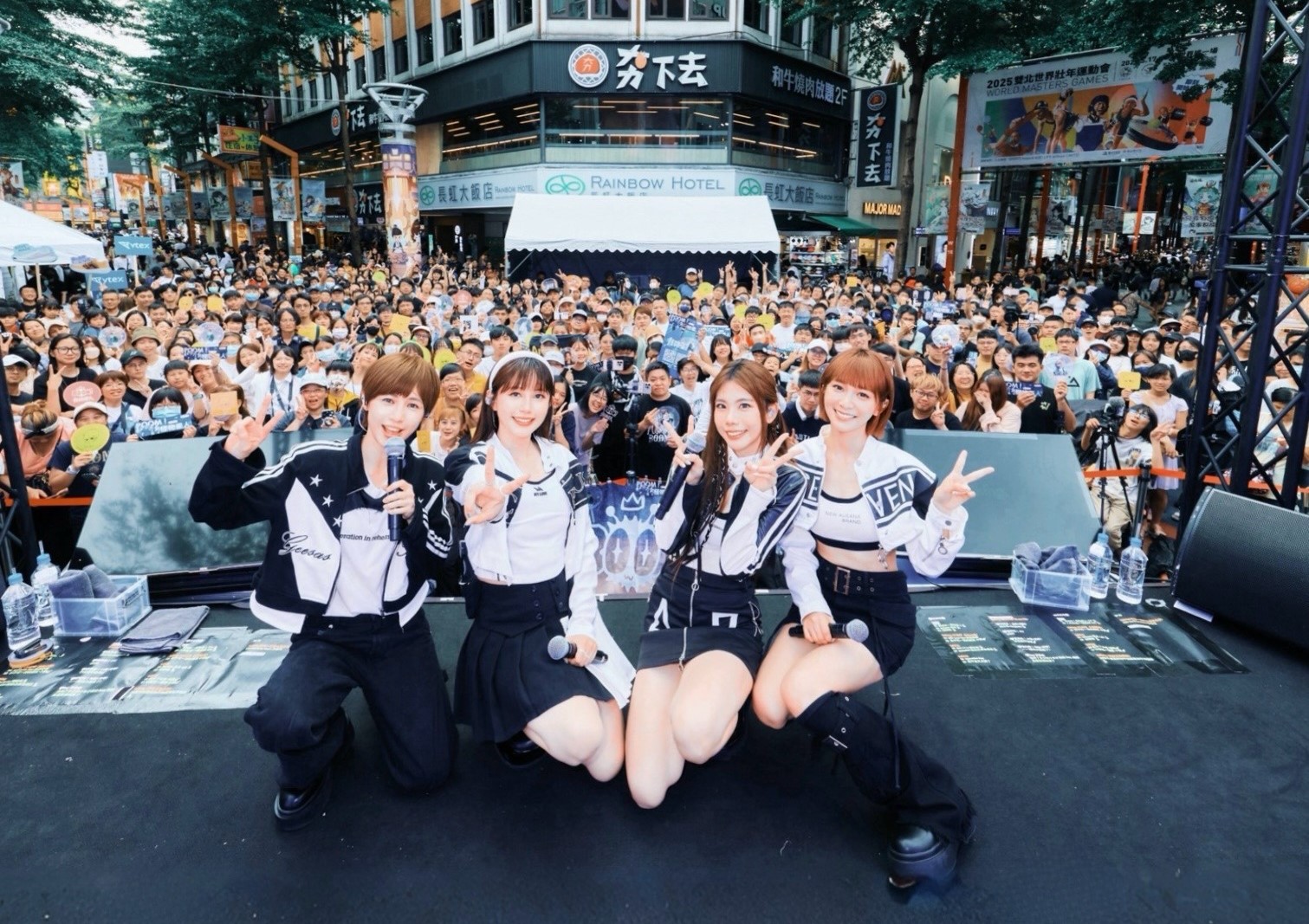 ▲BOOM!怪物星人音樂節第五站插旗西門町,甫獲2024 hito流行音樂獎「hito校園人氣組合」,現場與歌迷分享獲獎喜氣。(相信音樂提供)