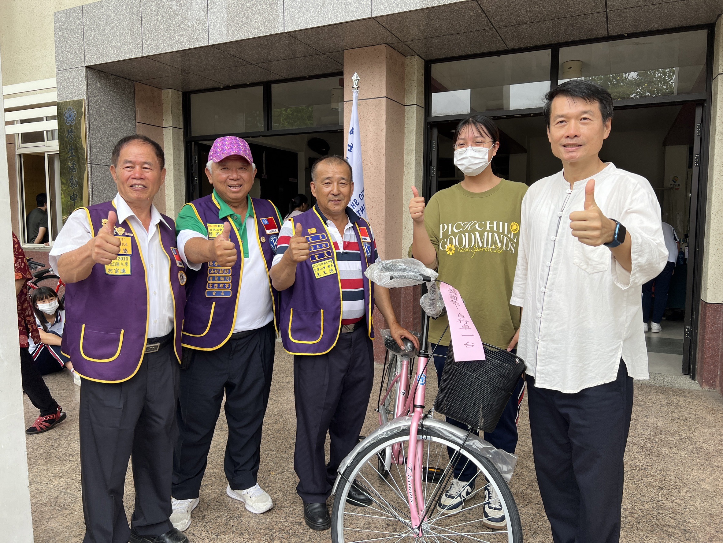 ▲北斗家商舉辦捐血活動，不少教職員生一聽到有捐血車到校，就迫不及待先去抽號碼牌，踴躍捐出「鮮」血。（記者張溎壕攝）
