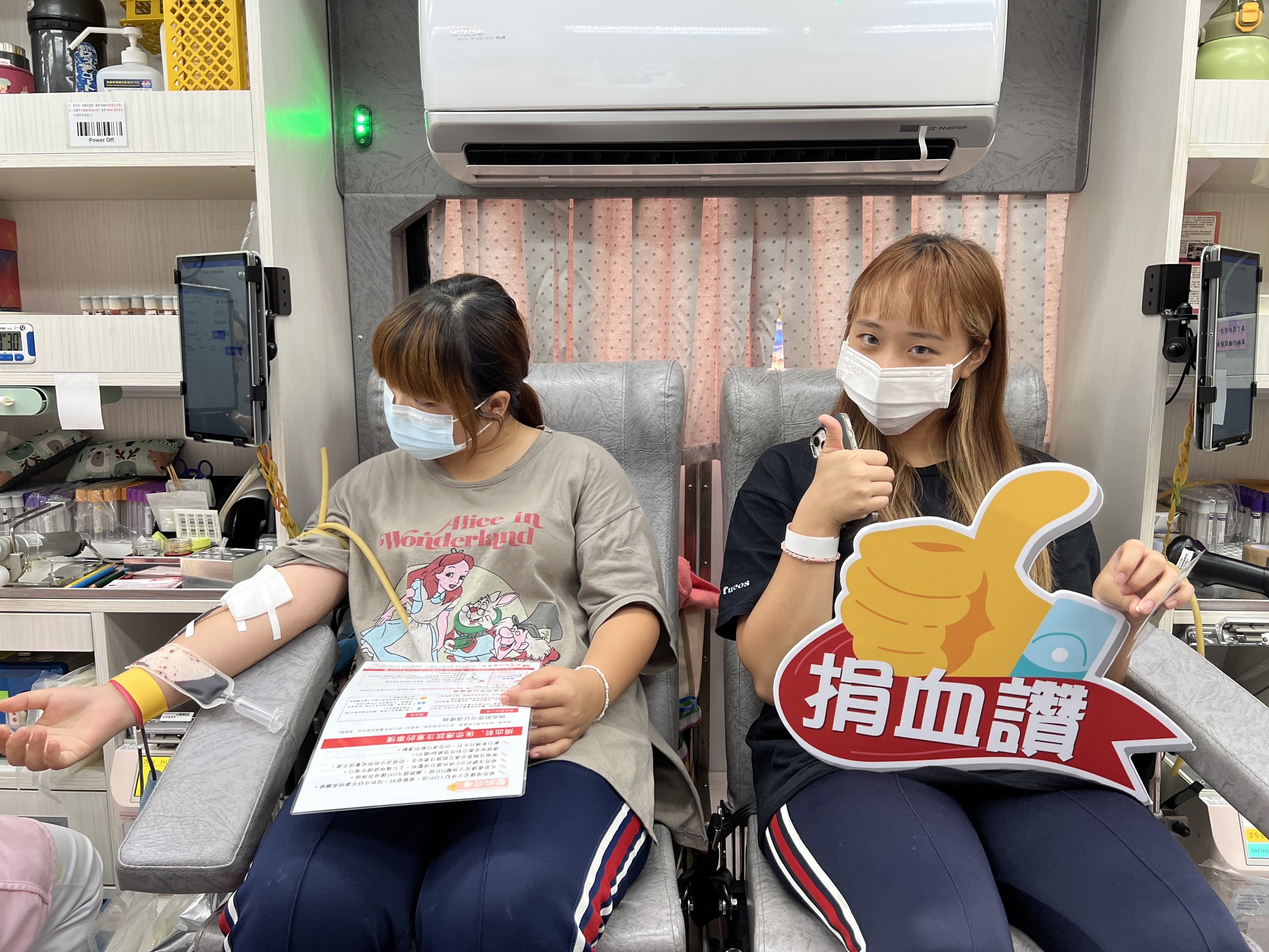 ▲北斗家商舉辦捐血活動，不少教職員生一聽到有捐血車到校，就迫不及待先去抽號碼牌，踴躍捐出「鮮」血。（記者張溎壕攝）