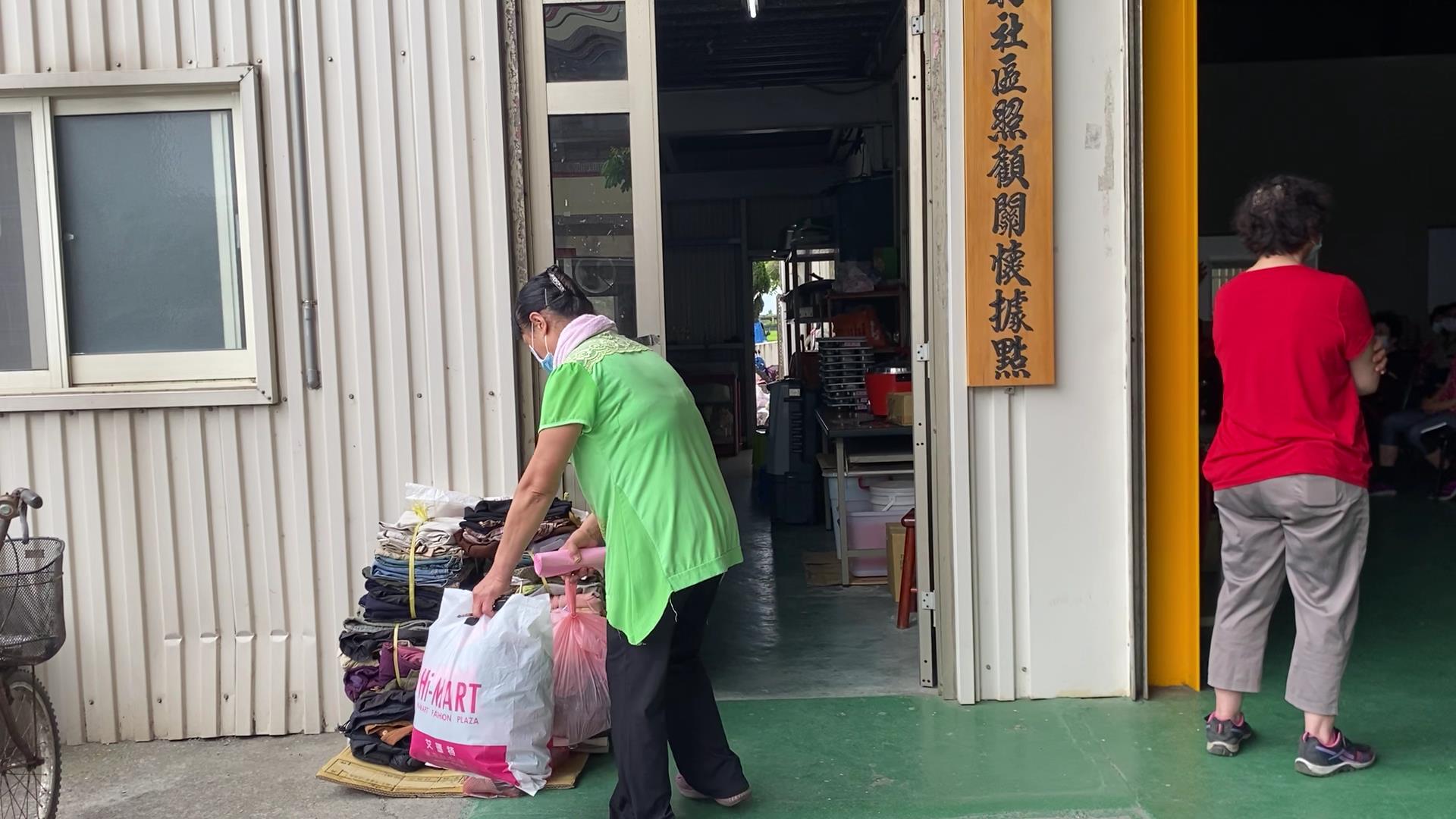 ▲福興鄉公所清潔隊在頂粘社區活動中心舉辦舊衣回收活動，民眾們將家中不再使用、清洗乾淨的舊衣帶到社區活動中心進行回收，換取宣導品洗衣粉。（記者張溎壕攝）