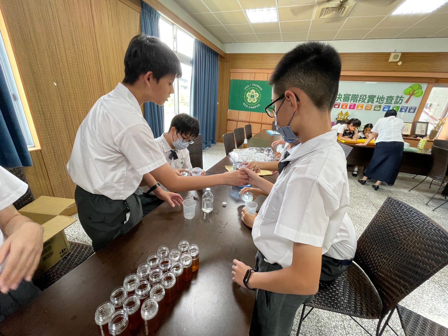大家分工合作,有人負責倒無患子、有人負責倒純露。