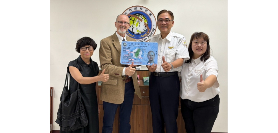 美籍教師獻身教育熱愛臺灣 獲頒馬偕計畫永久居留證